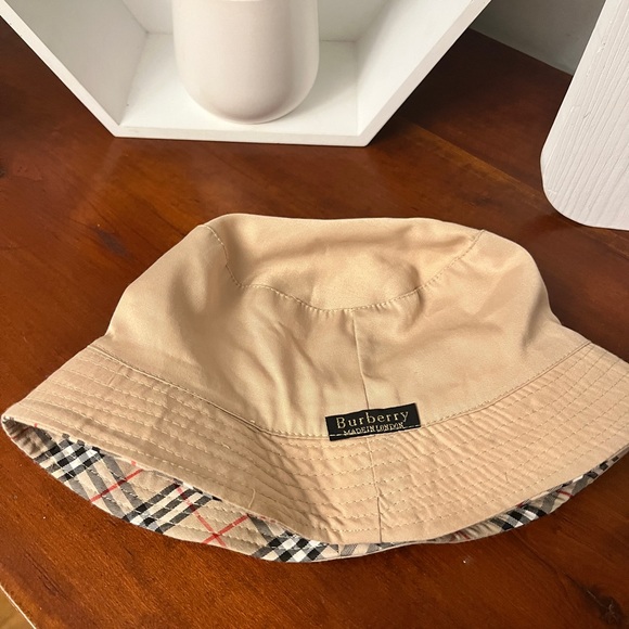 ☔ Burberry Reversible Bucket Hat ☔ - Picture 4 of 9